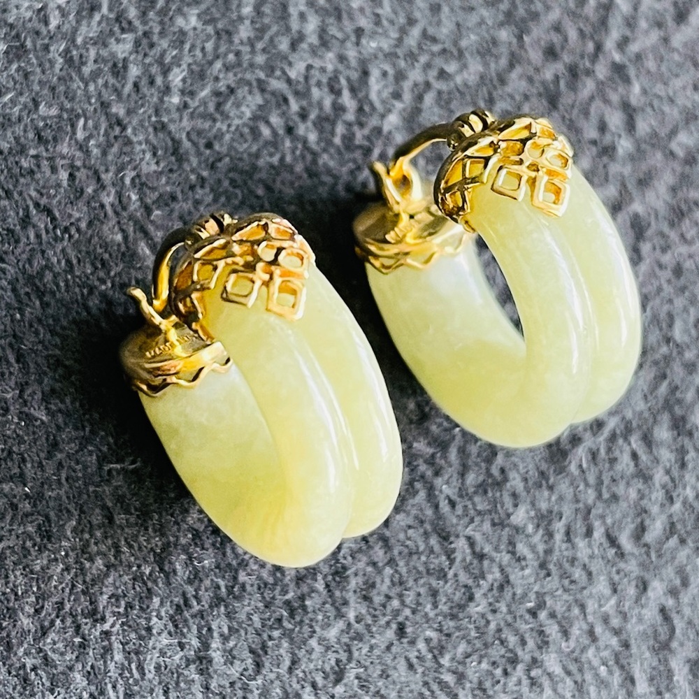 🎉Sold🎉 Estate 14k Gold Solid Green Jade Hoop Huggie Earrings - Picture 5 of 9